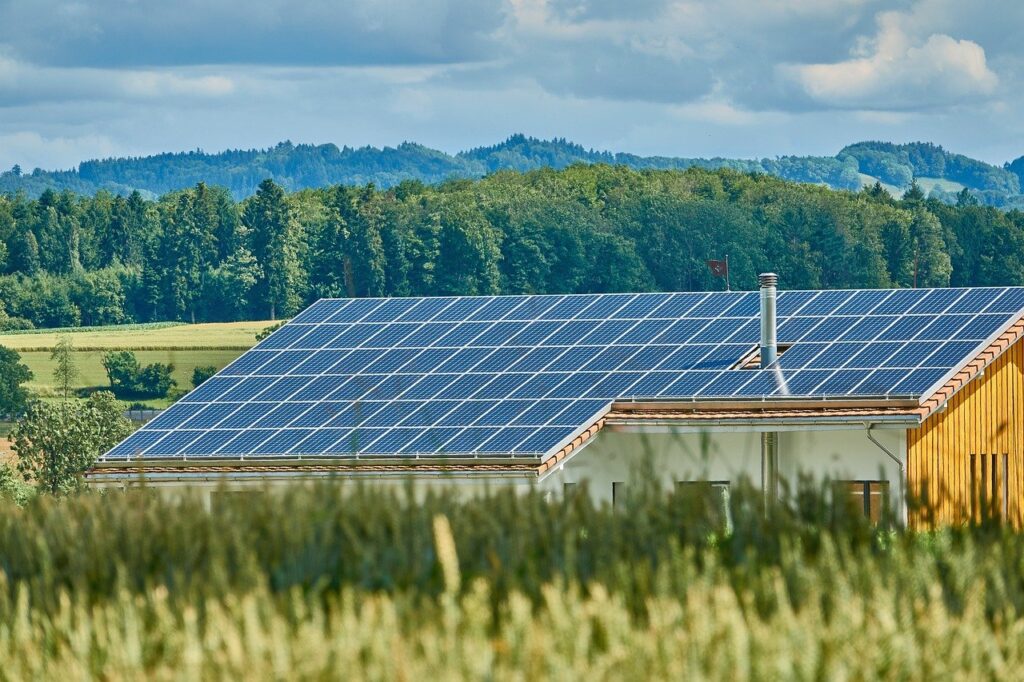 The Benefits of Solar Roofing During the Summer